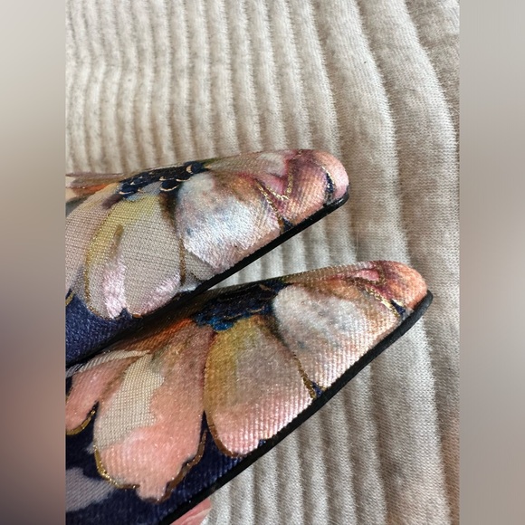 Tahari NWOB Unique Velvet Slingback Kitten Heel - Picture 6 of 13